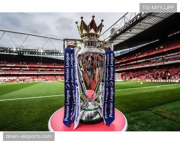 英超冠军奖杯开启英国巡展,首站抵达利物浦